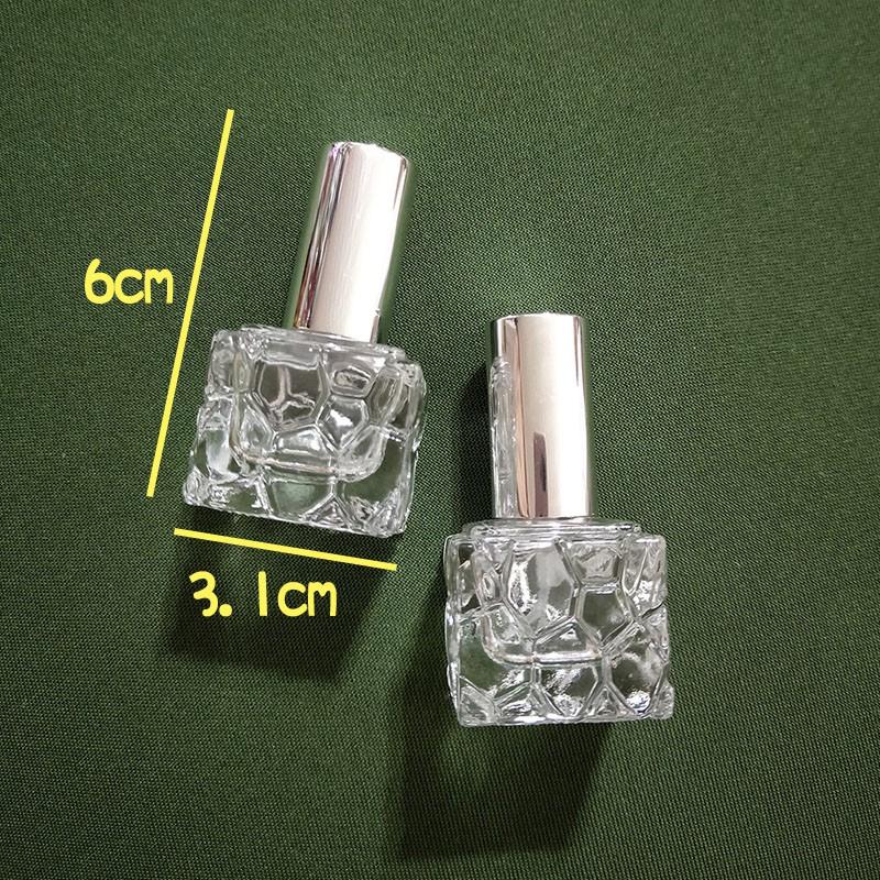 ●現貨!!銀色蓋水立方瓶身香水分裝玻璃噴霧10ml空瓶●玻璃瓶身附銀色蓋子~香水香氛小瓶裝分裝用空罐/放包包攜帶方便-細節圖4