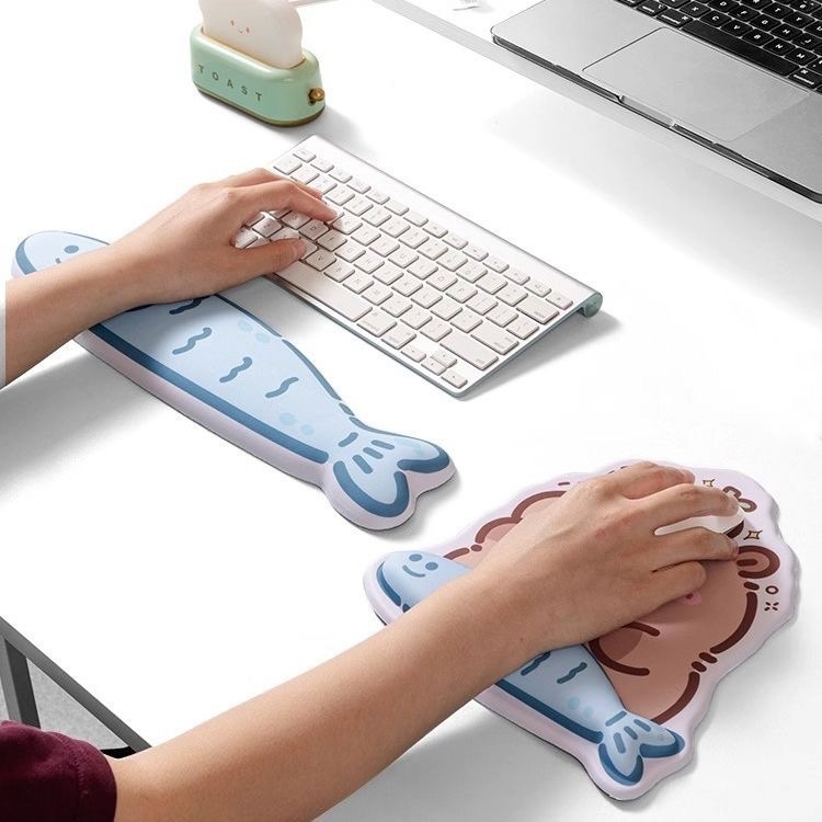 DESK FUN 嚴選｜水豚造型 護腕滑鼠墊 💧 加厚記憶棉手托 辦公室療癒紓壓 防滑桌搭-細節圖2
