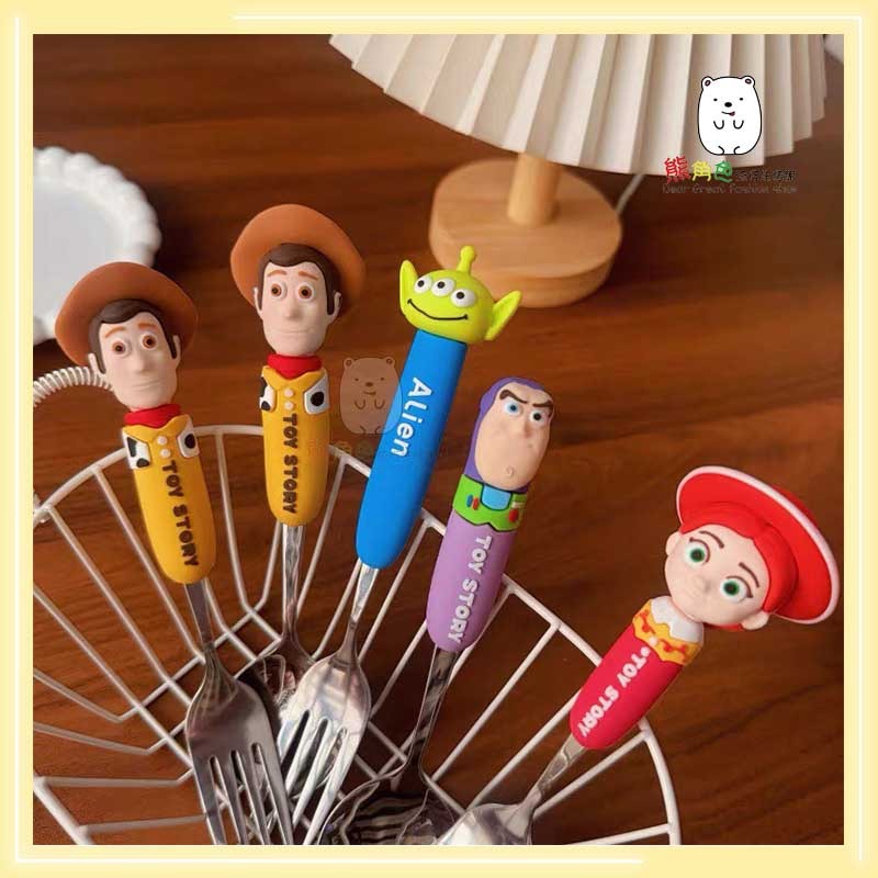 迪士尼 不鏽鋼立體餐具 湯匙 叉子 胡迪 巴斯 三眼怪 叉奇 【ZZ0095】 熊角色流行生活館-細節圖2