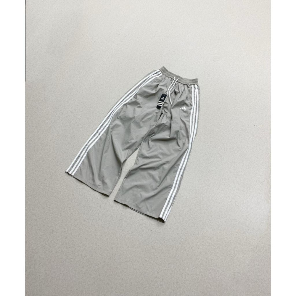 【LUNA-K】adidas 三條槓休閒直筒闊腿運動長褲 灰色＊M-XL。D51003-細節圖3