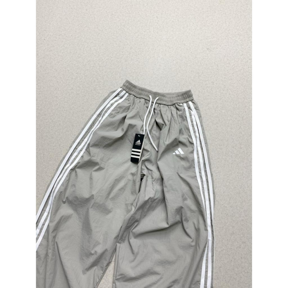 【LUNA-K】adidas 三條槓休閒直筒闊腿運動長褲 灰色＊M-XL。D51003-細節圖4