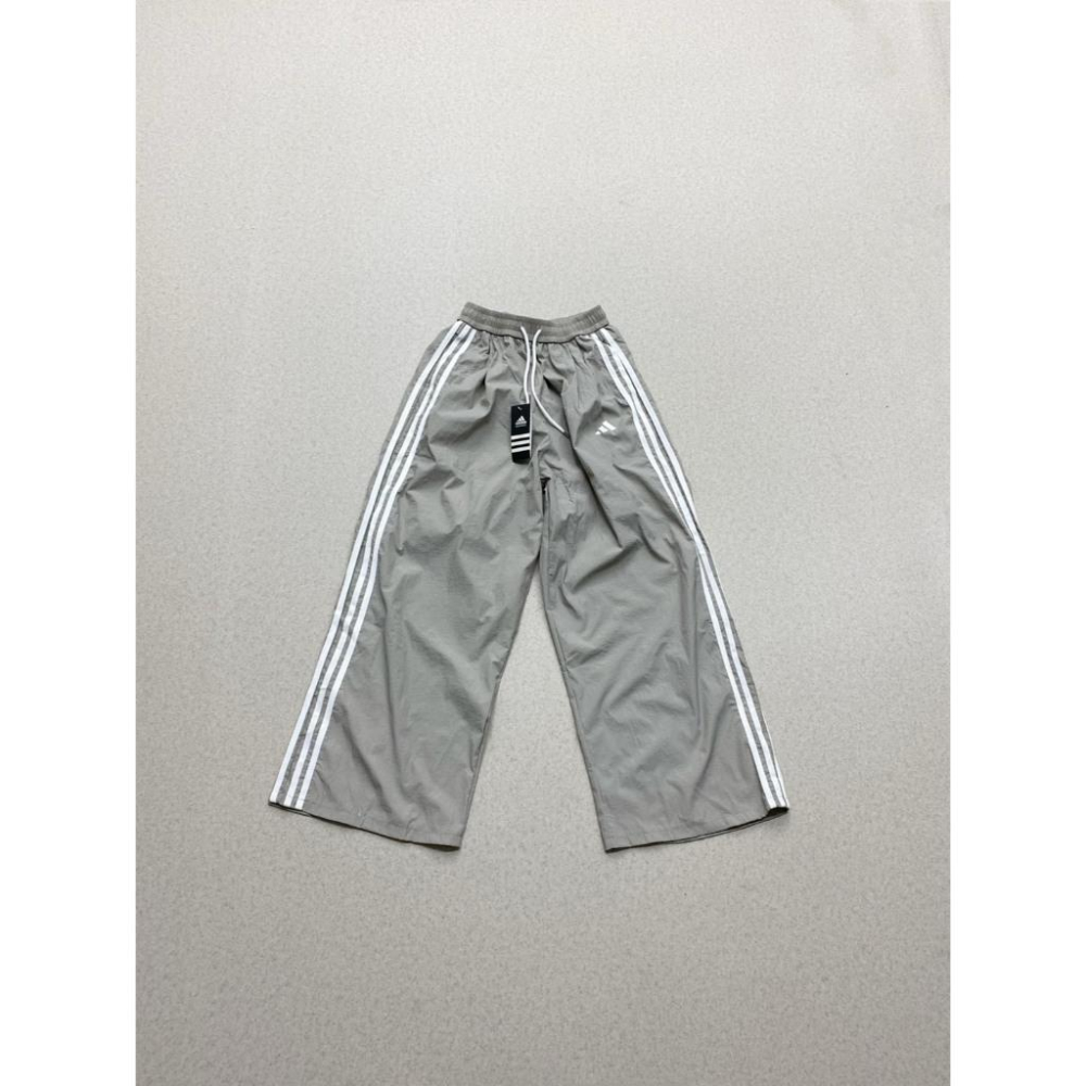 【LUNA-K】adidas 三條槓休閒直筒闊腿運動長褲 灰色＊M-XL。D51003-細節圖5