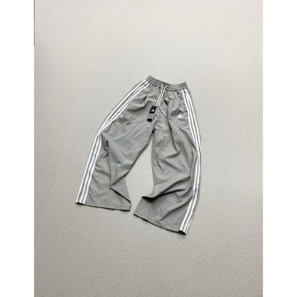 【LUNA-K】adidas 三條槓休閒直筒闊腿運動長褲 灰色＊M-XL。D51003-細節圖8
