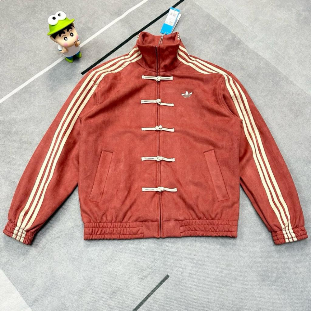 【LUNA-K】adidas 蛇年限定款三葉草中式盤扣麂皮立領外套 紅色＊S-XL。C50820-細節圖2