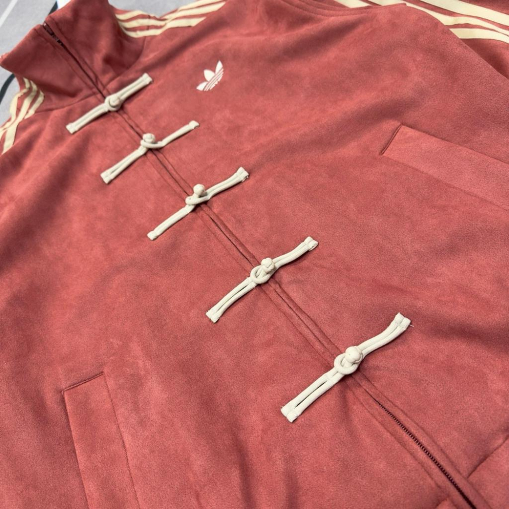 【LUNA-K】adidas 蛇年限定款三葉草中式盤扣麂皮立領外套 紅色＊S-XL。C50820-細節圖3