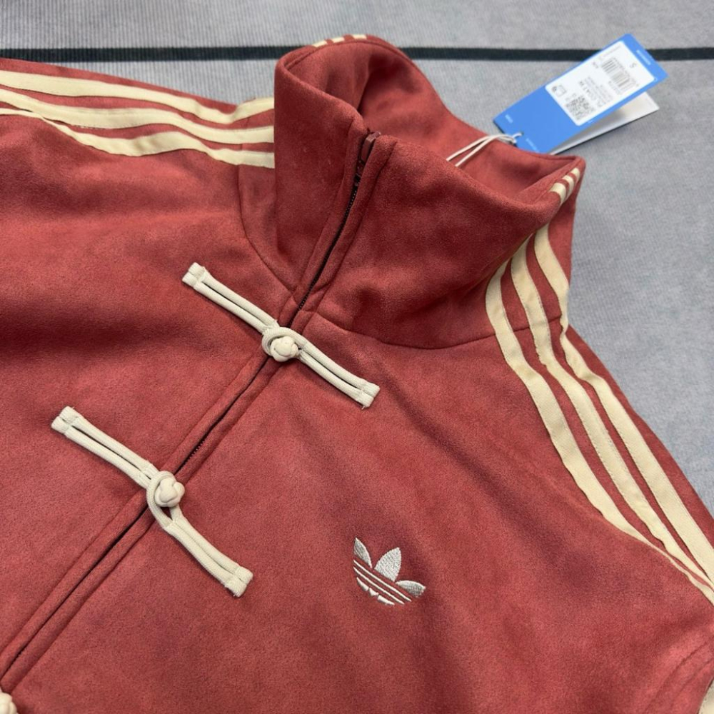 【LUNA-K】adidas 蛇年限定款三葉草中式盤扣麂皮立領外套 紅色＊S-XL。C50820-細節圖5