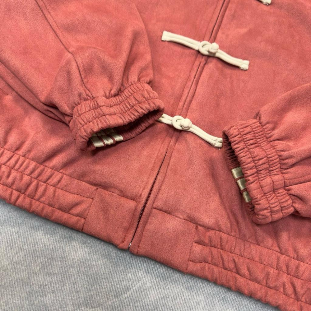 【LUNA-K】adidas 蛇年限定款三葉草中式盤扣麂皮立領外套 紅色＊S-XL。C50820-細節圖6