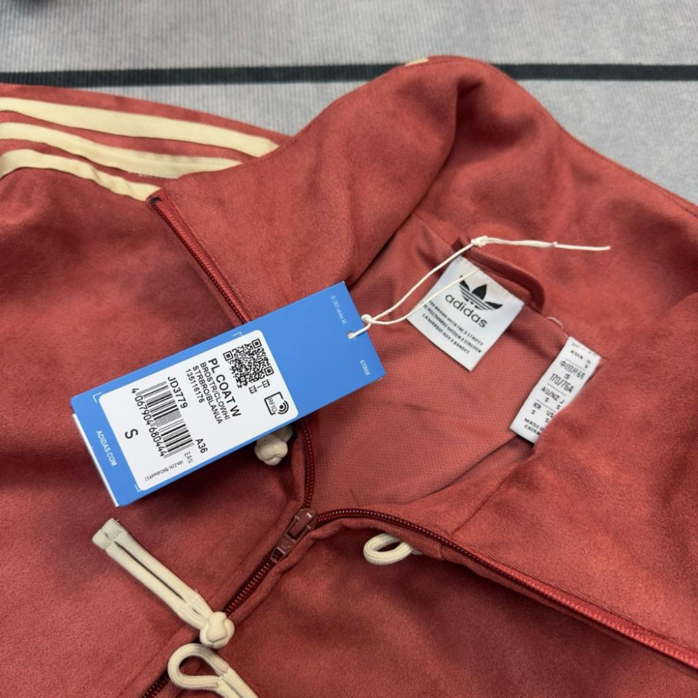 【LUNA-K】adidas 蛇年限定款三葉草中式盤扣麂皮立領外套 紅色＊S-XL。C50820-細節圖7