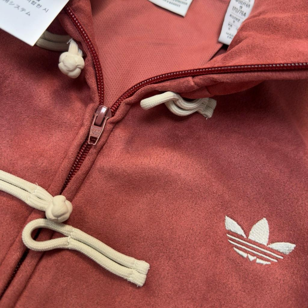 【LUNA-K】adidas 蛇年限定款三葉草中式盤扣麂皮立領外套 紅色＊S-XL。C50820-細節圖8