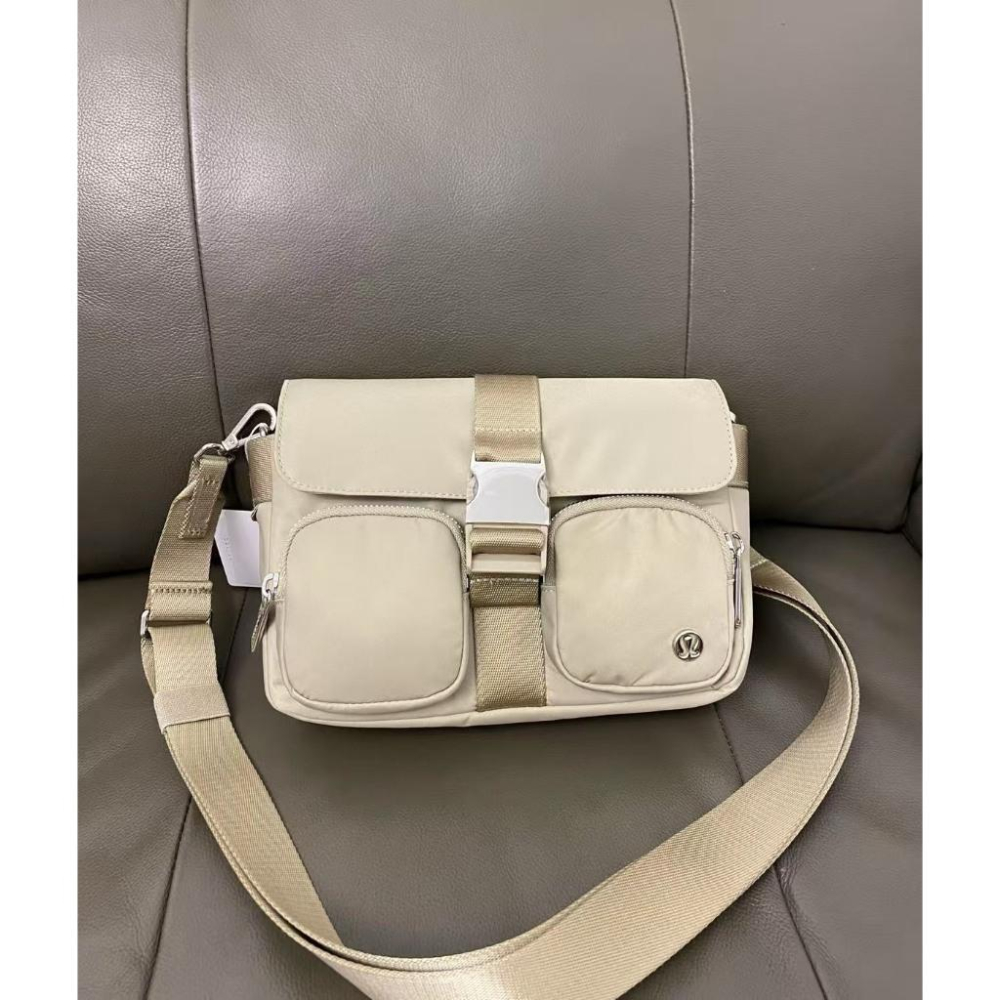 【LUNA-K】Lululemon 多口袋牛津布 郵差包 斜垮包＊24x15x5.5cm。B50903-細節圖2