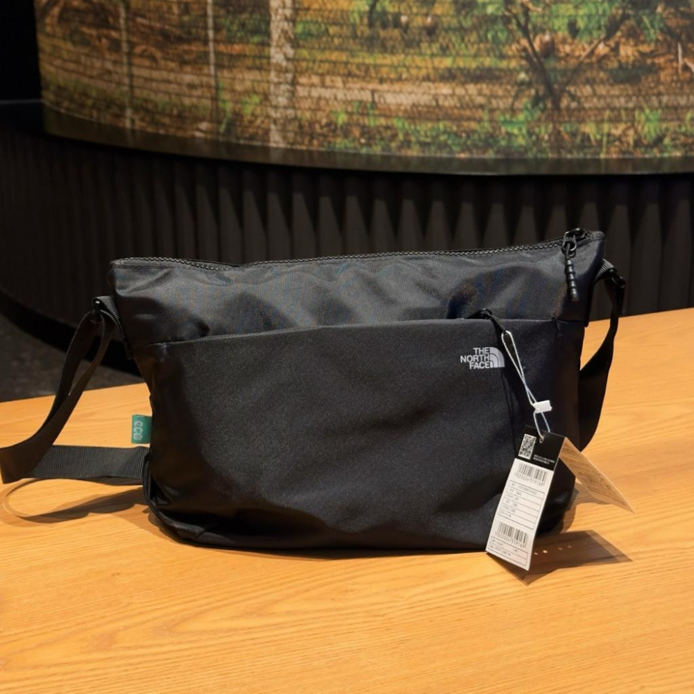 【LUNA-K】THE NORTH FACE 戶外輕質便捷防水郵差包 黑色＊23x27x9cm。B50805-細節圖2