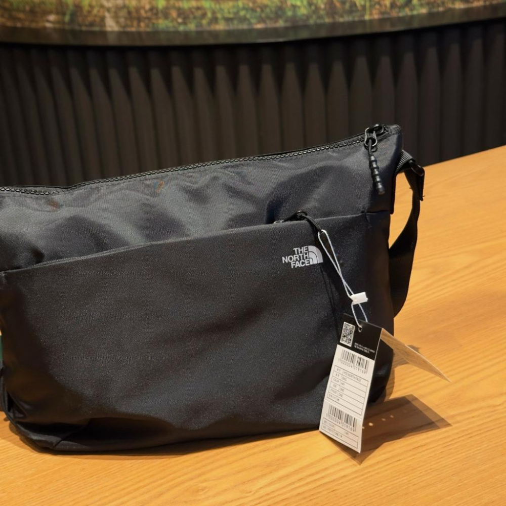 【LUNA-K】THE NORTH FACE 戶外輕質便捷防水郵差包 黑色＊23x27x9cm。B50805-細節圖3