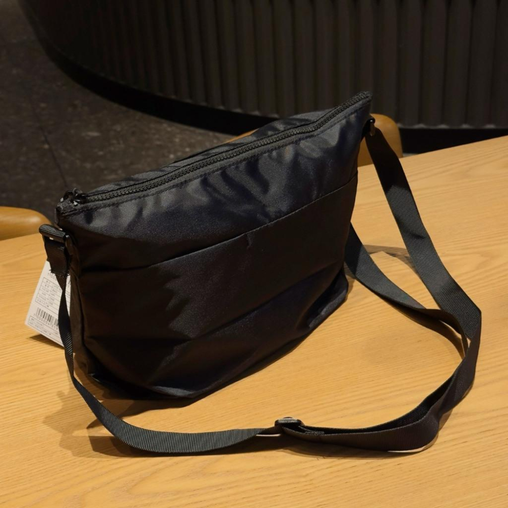 【LUNA-K】THE NORTH FACE 戶外輕質便捷防水郵差包 黑色＊23x27x9cm。B50805-細節圖4