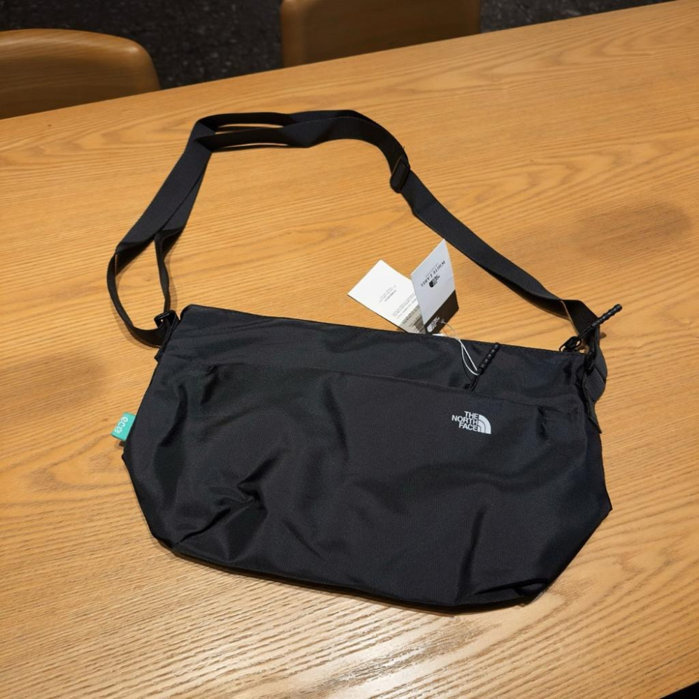 【LUNA-K】THE NORTH FACE 戶外輕質便捷防水郵差包 黑色＊23x27x9cm。B50805-細節圖5