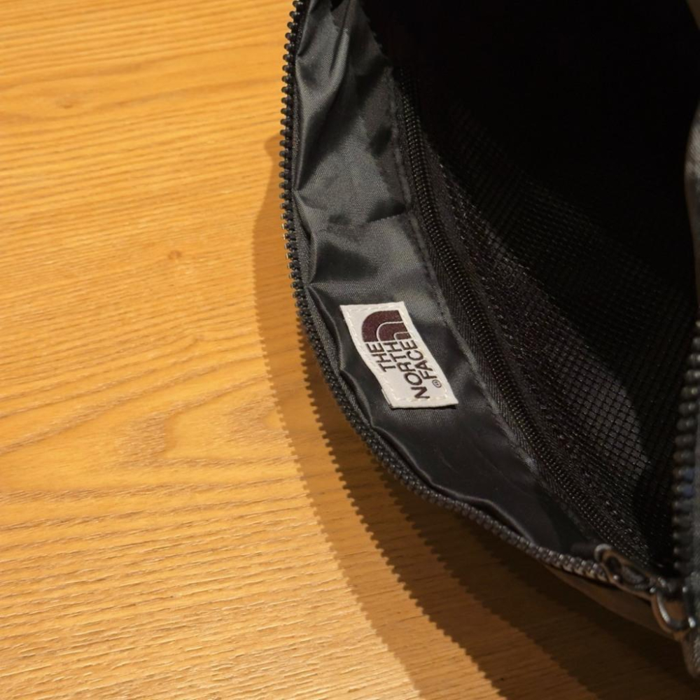 【LUNA-K】THE NORTH FACE 戶外輕質便捷防水郵差包 黑色＊23x27x9cm。B50805-細節圖7