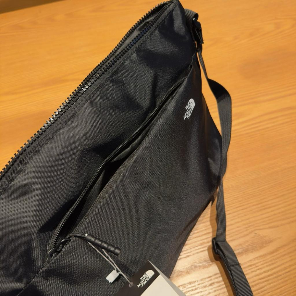 【LUNA-K】THE NORTH FACE 戶外輕質便捷防水郵差包 黑色＊23x27x9cm。B50805-細節圖9