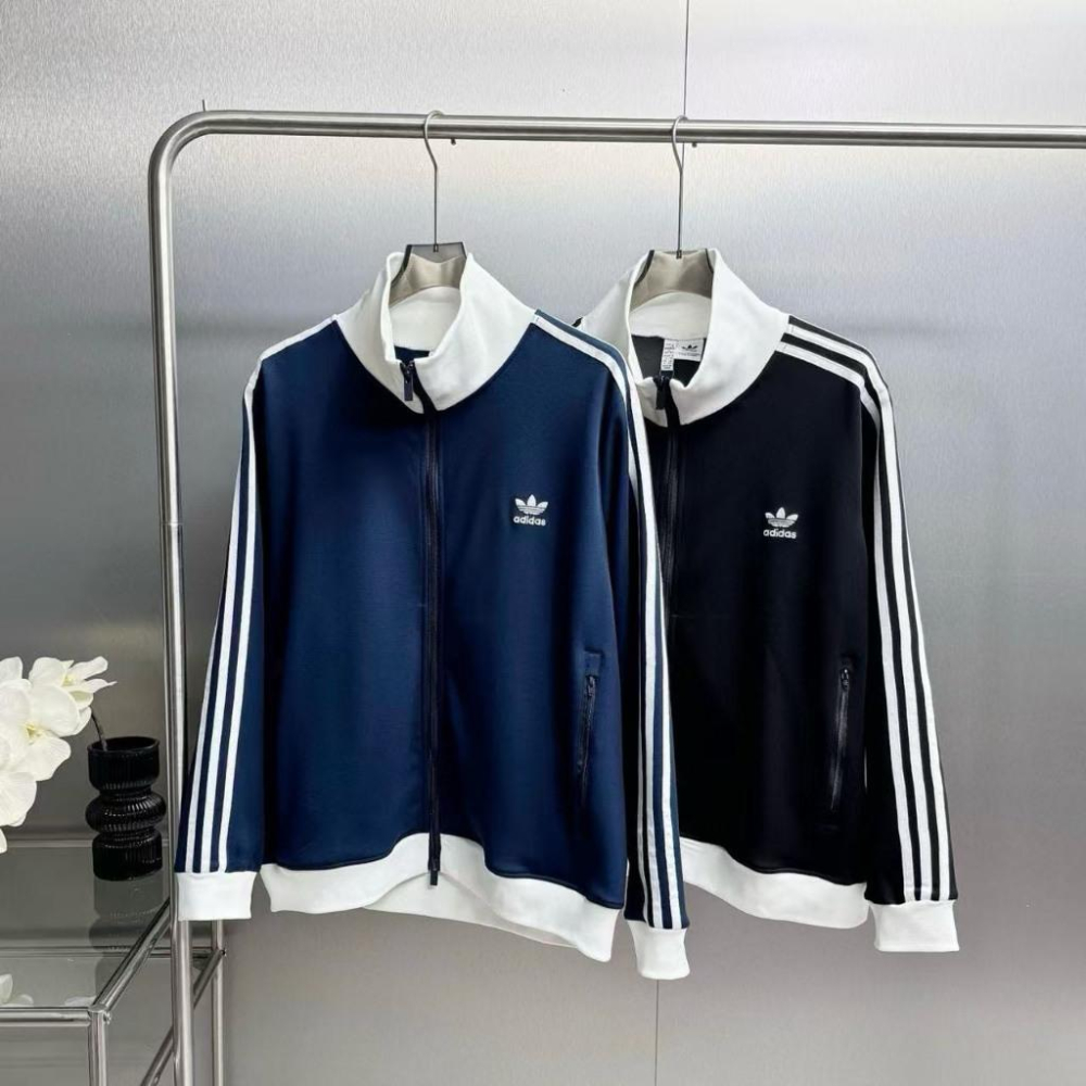 【LUNA-K】adidas 25年初秋新款三葉草立領外套夾克 藍色 黑色＊S-XL。C50818-細節圖2