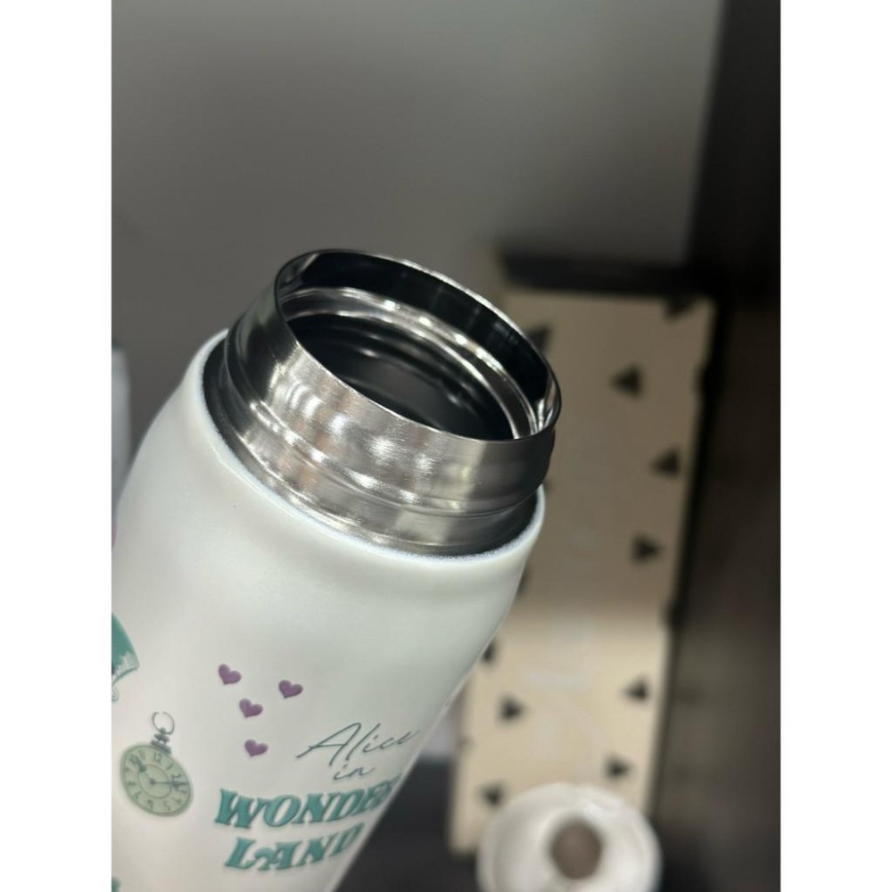 【LUNA-K】THERMOS 膳魔師 愛麗絲夢遊仙境圖紋不銹鋼保溫杯＊500ML。S51002-細節圖8