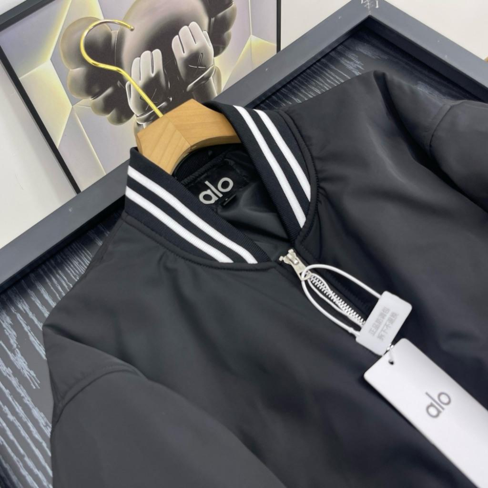【LUNA-K】alo yoga 25年新款圓領長袖中性風飛行夾克 黑色 酒紅 ＊S-XL。C50924-細節圖6