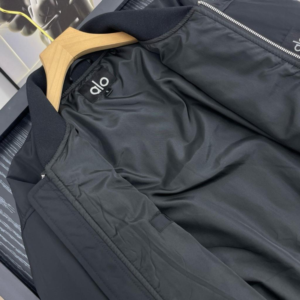 【LUNA-K】alo yoga 25年新款圓領長袖中性風飛行夾克 黑色 酒紅 ＊S-XL。C50924-細節圖7