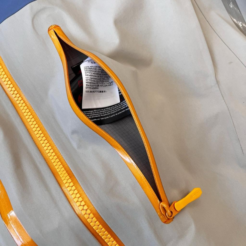 【LUNA-K】ARC＇TERYX 25年蛇年限定款防水防風衝鋒外套＊S-2XL。C50812-細節圖9