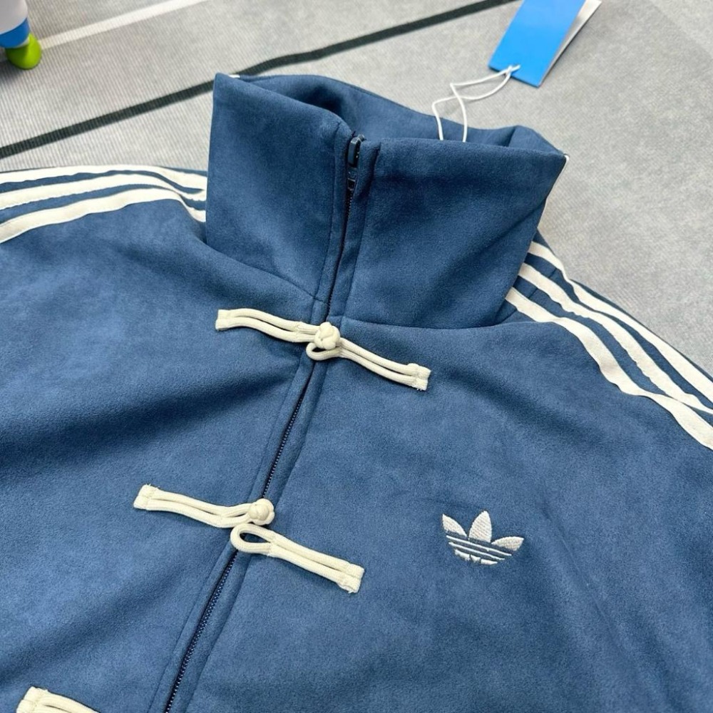【LUNA-K】adidas 蛇年限定款三葉草中式盤扣麂皮立領外套 藍色＊S-XL。C50821-細節圖5