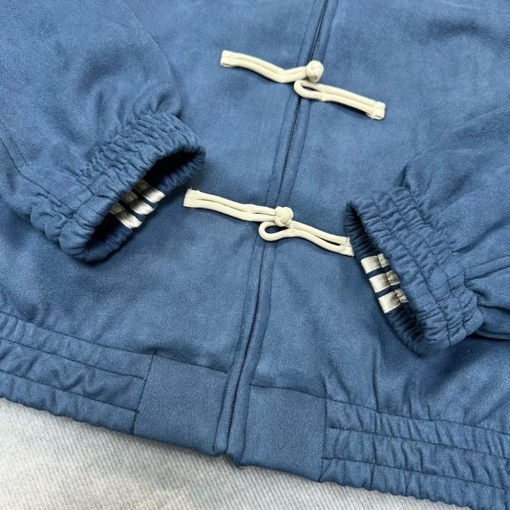 【LUNA-K】adidas 蛇年限定款三葉草中式盤扣麂皮立領外套 藍色＊S-XL。C50821-細節圖7