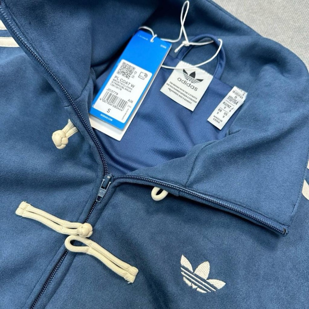 【LUNA-K】adidas 蛇年限定款三葉草中式盤扣麂皮立領外套 藍色＊S-XL。C50821-細節圖8