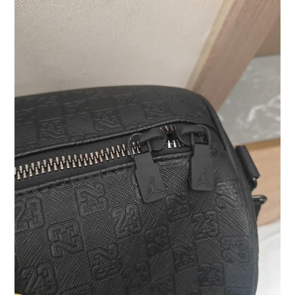 【LUNA-K】Air Jordan 25年新款合成皮革單肩包 斜跨包 黑色＊20x47x26cm。B50501-細節圖4