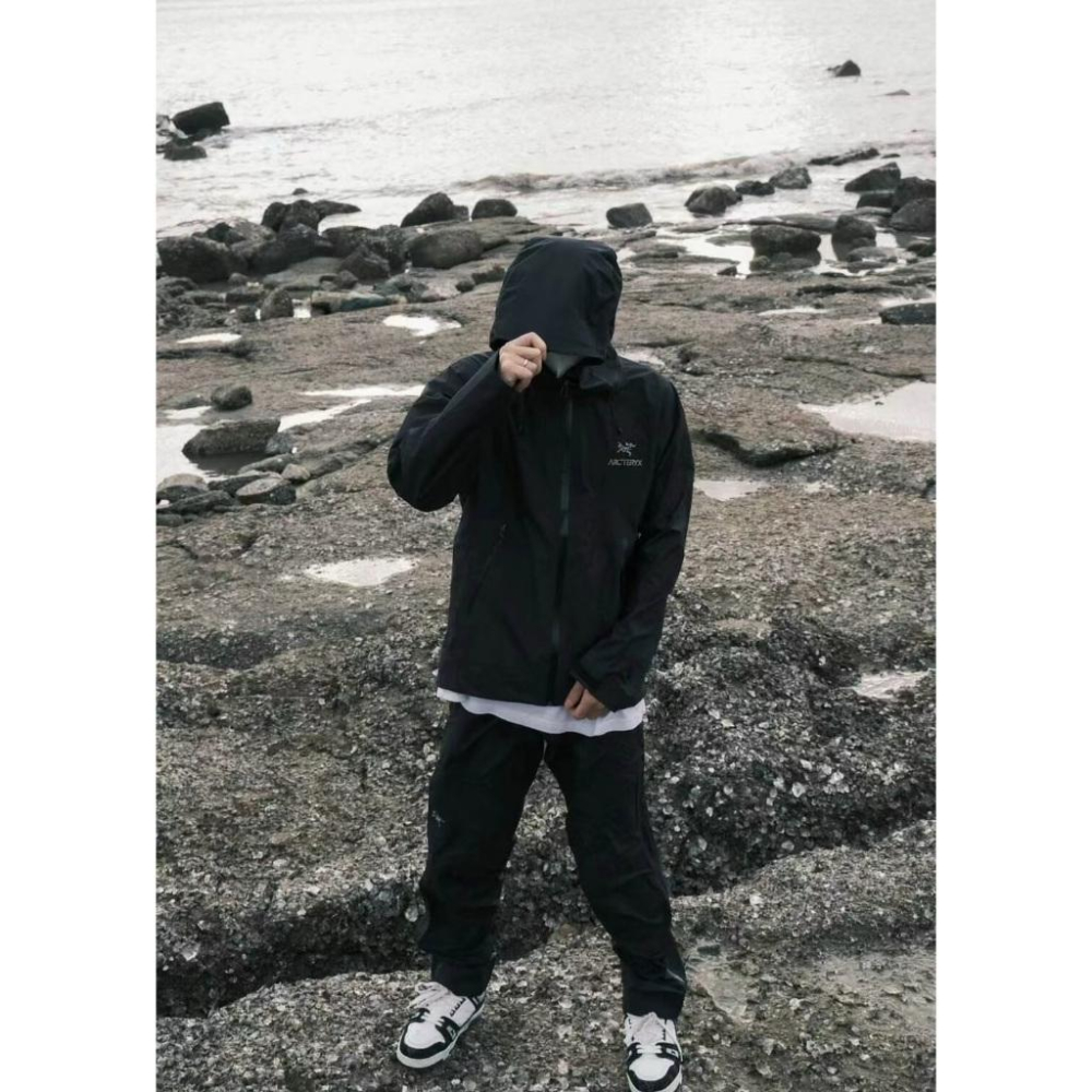 【LUNA-K】ARC＇TERYX 25年秋季新款防水防風連帽衝鋒外套 黑色 軍綠 淺藍＊M-3XL。C50828-細節圖8