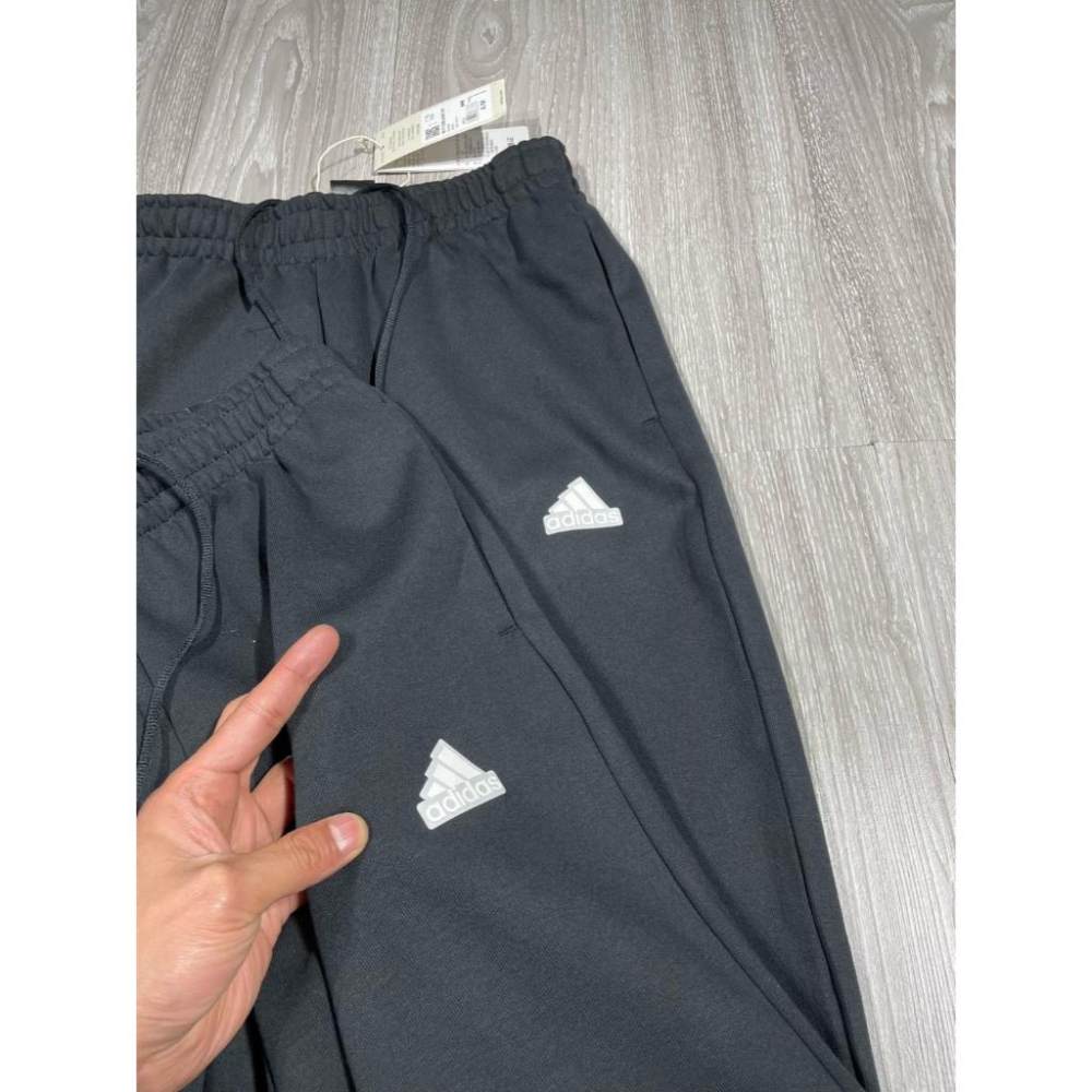 【LUNA-K】adidas 25新款空氣棉立體壓膠LOGO運動長褲 黑色＊M-2XL。D51002-細節圖6