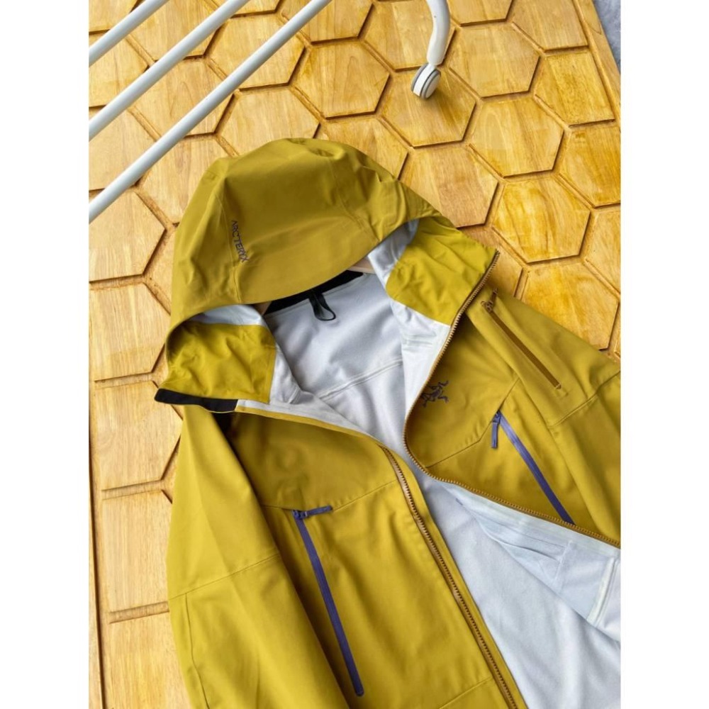 【玩衣櫥】Arc＇teryx SABRE JACKET 登山外套 白色 黑色 綠色 黃色＊S~2XL。50959A-細節圖2
