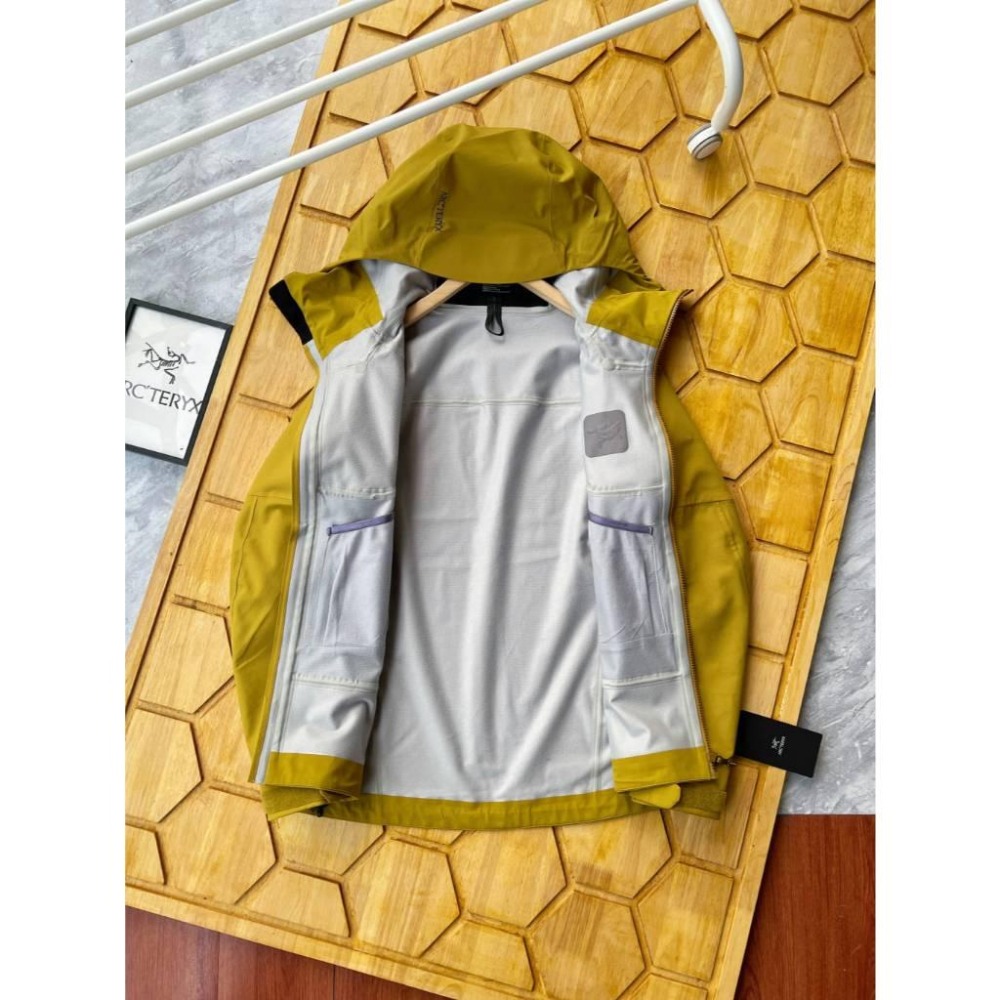 【玩衣櫥】Arc＇teryx SABRE JACKET 登山外套 白色 黑色 綠色 黃色＊S~2XL。50959A-細節圖3