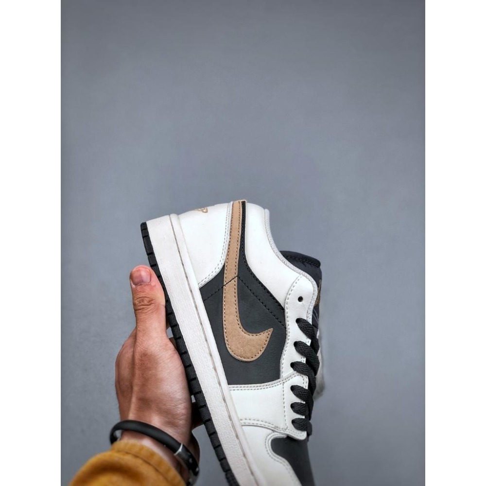 【玩衣櫥】AIR JORDAN 1 LOW 黑白金勾配色＊36~46。50882D-細節圖3