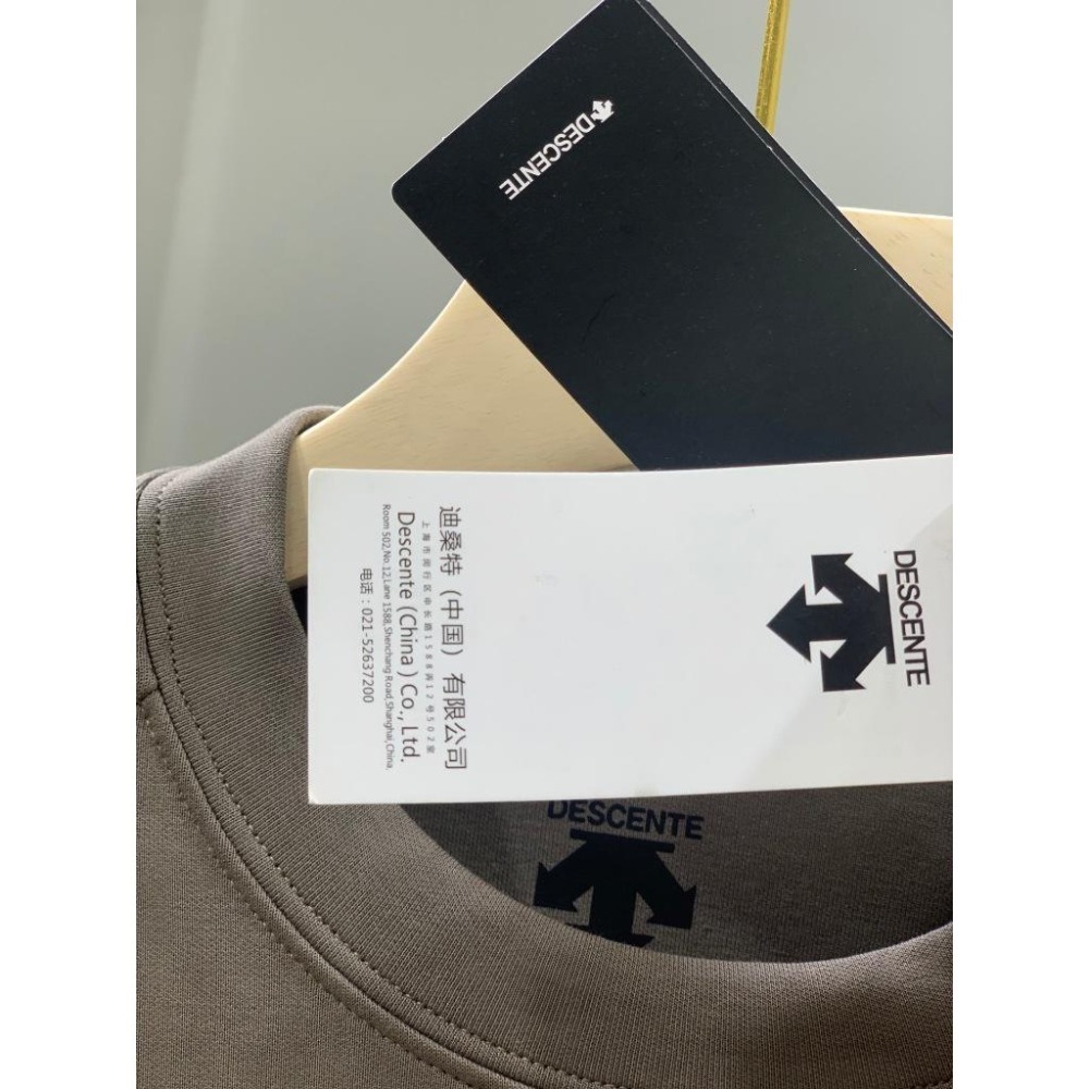 【玩衣櫥】DESCENTE 迪桑特 素面大學T恤 黑色 卡其＊L~4XL。50948A-細節圖5