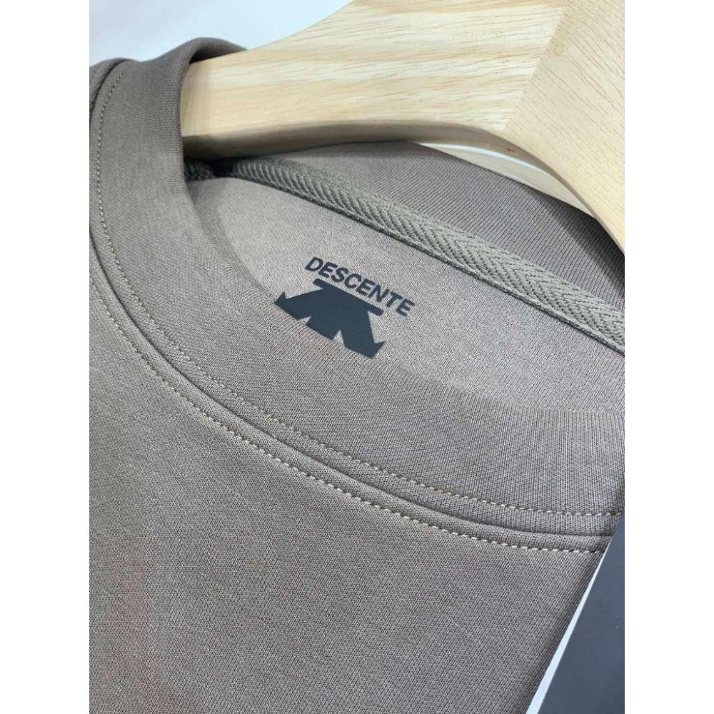 【玩衣櫥】DESCENTE 迪桑特 素面大學T恤 黑色 卡其＊L~4XL。50948A-細節圖7