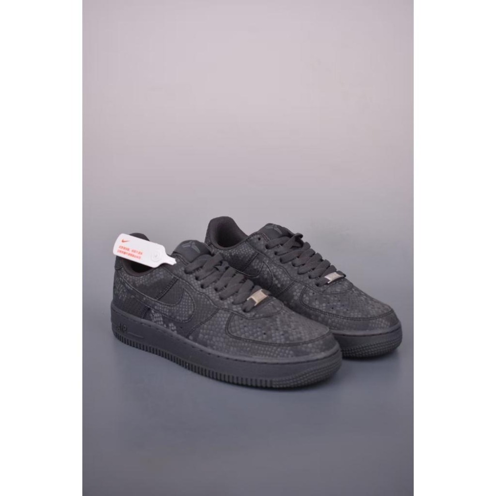 【玩衣櫥】NIKE AIR FORCE 1 LOW X KOBE 黑蛇紋＊EU36~45。50958D-細節圖2