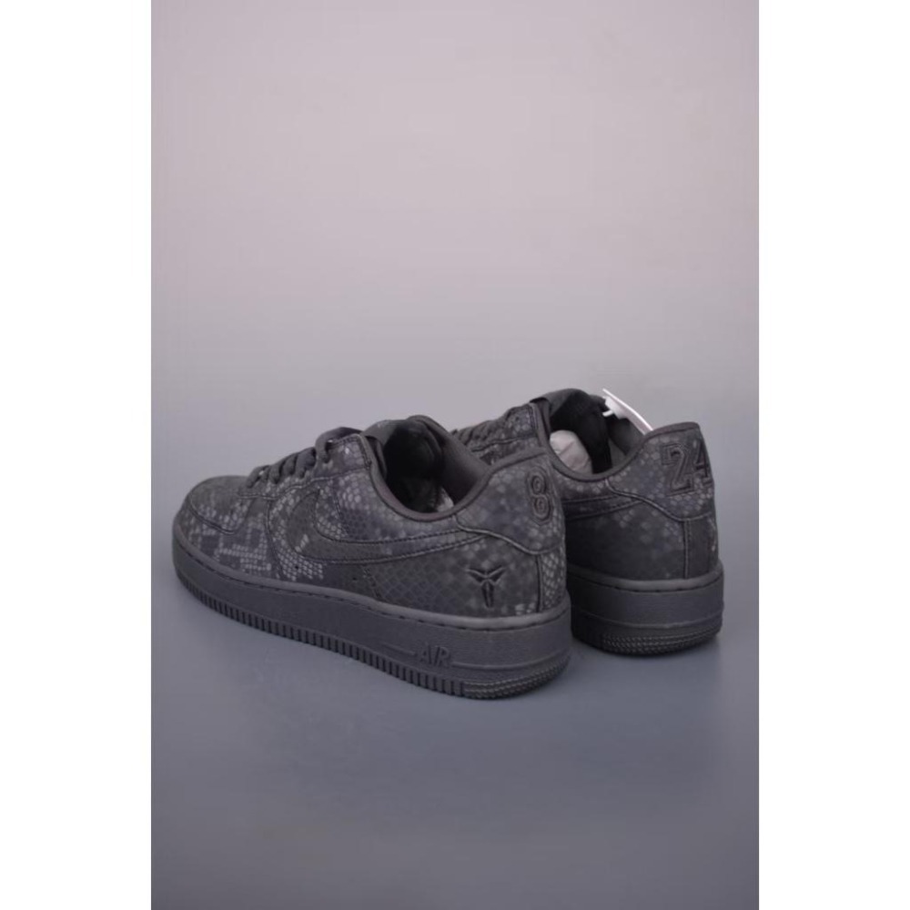 【玩衣櫥】NIKE AIR FORCE 1 LOW X KOBE 黑蛇紋＊EU36~45。50958D-細節圖3
