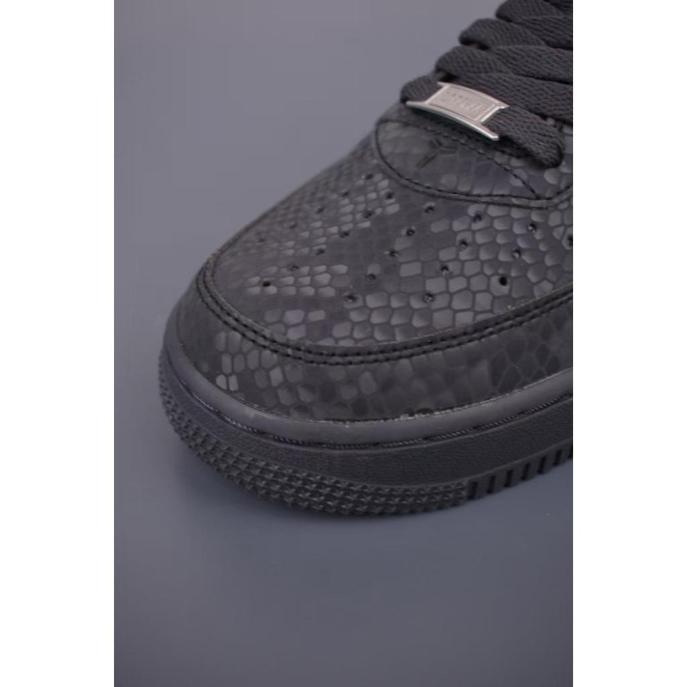 【玩衣櫥】NIKE AIR FORCE 1 LOW X KOBE 黑蛇紋＊EU36~45。50958D-細節圖5