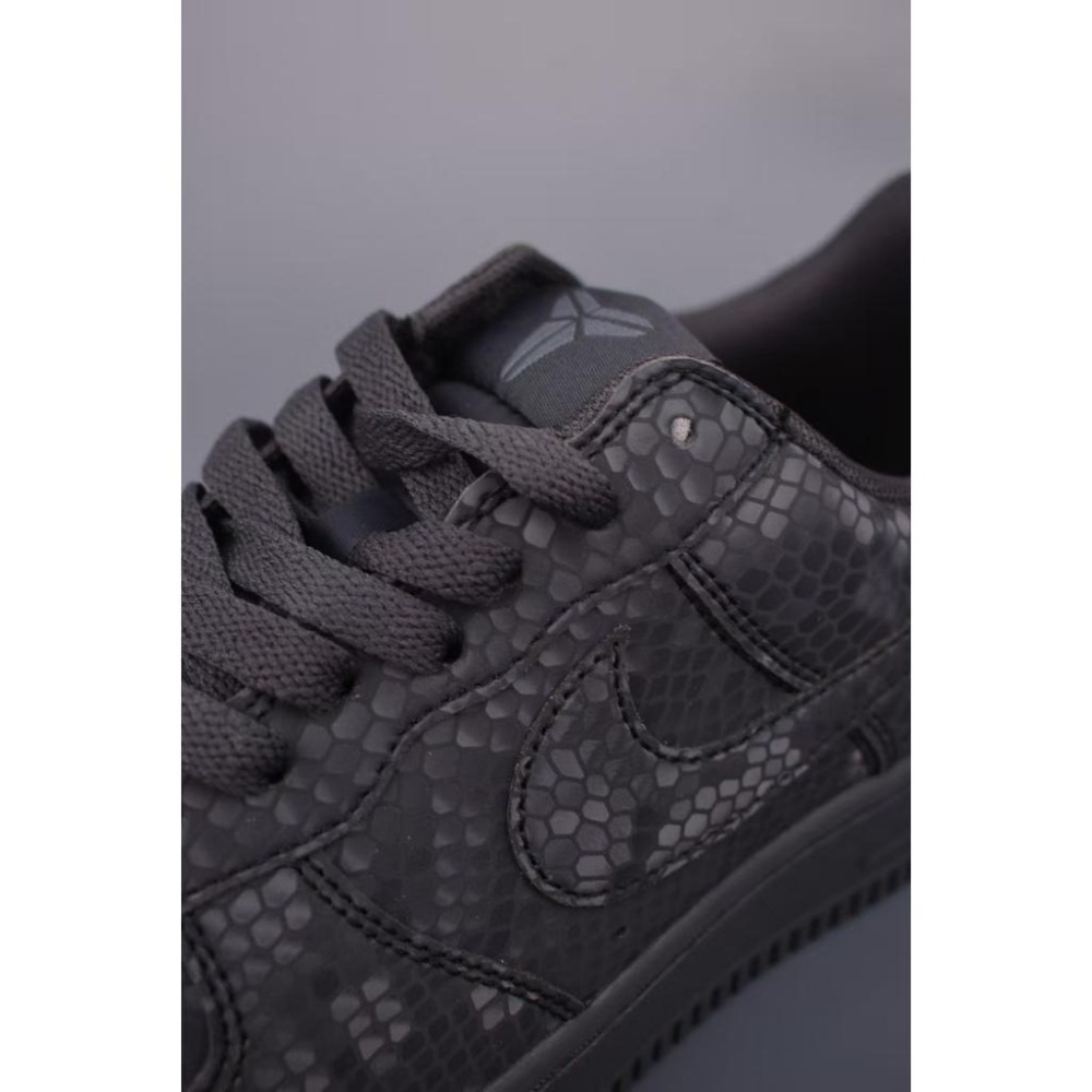 【玩衣櫥】NIKE AIR FORCE 1 LOW X KOBE 黑蛇紋＊EU36~45。50958D-細節圖6