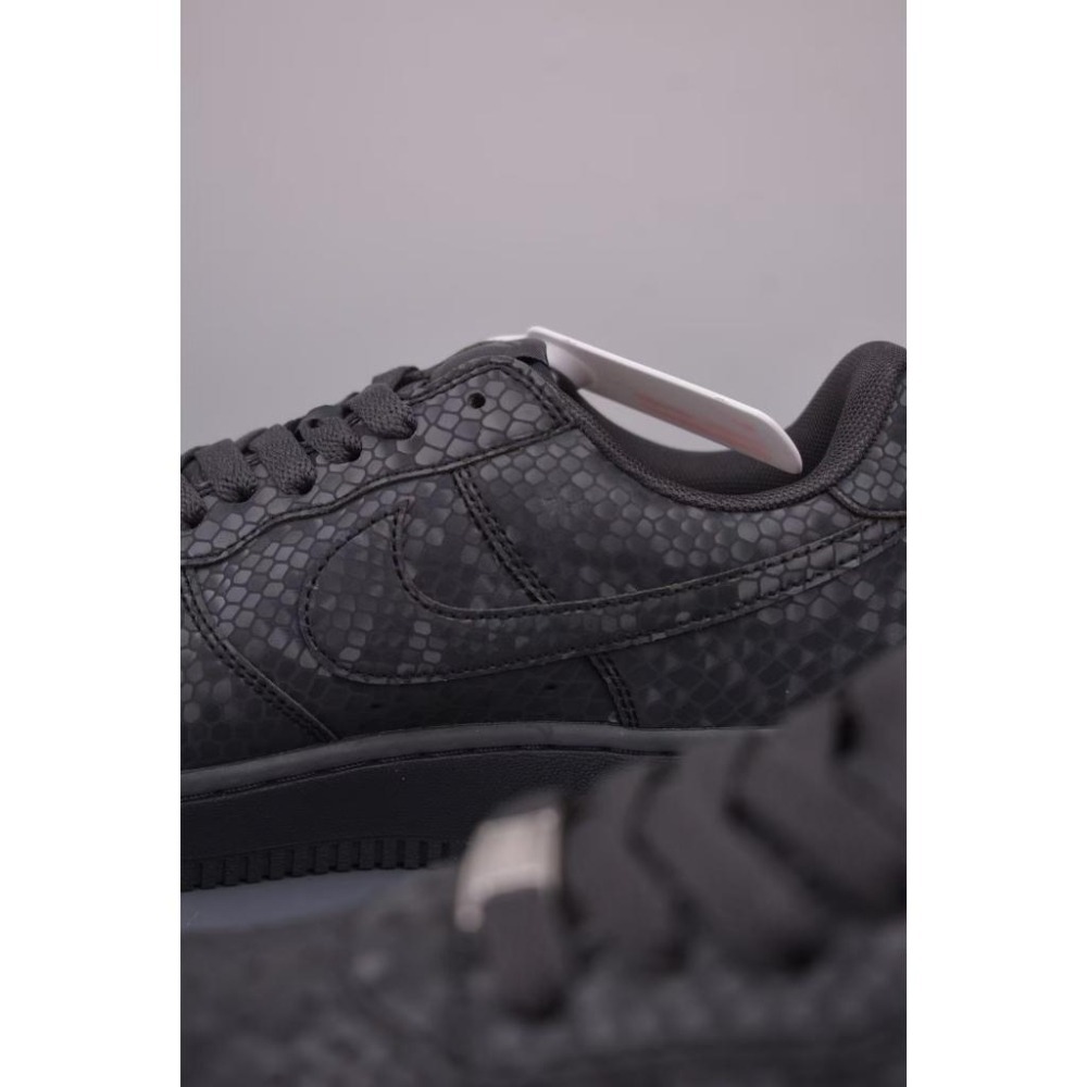 【玩衣櫥】NIKE AIR FORCE 1 LOW X KOBE 黑蛇紋＊EU36~45。50958D-細節圖7