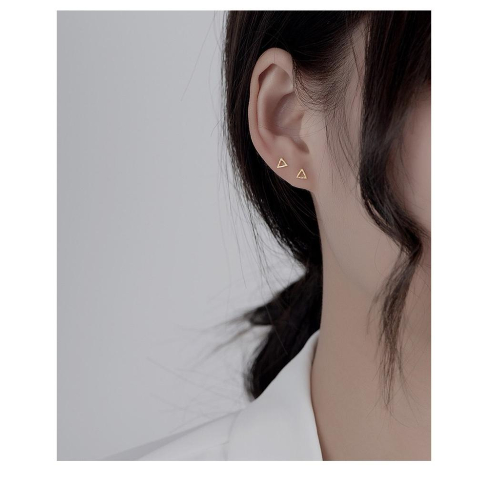 MU 現貨 鏤空三角形耳環-細節圖3