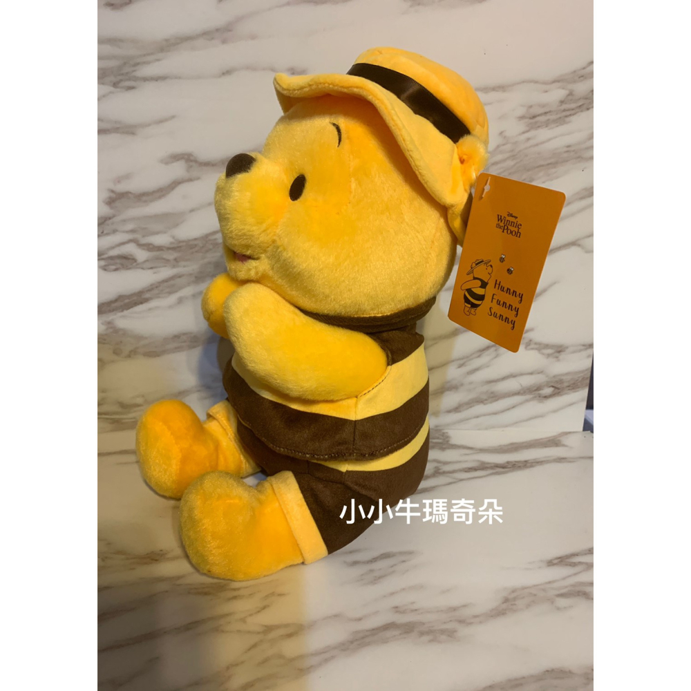 ~小小牛瑪奇朵~2019日本迪士尼八月蜂蜜月小熊維尼winnie the pooh蜜蜂維尼造型玩偶娃娃 鑰匙圈髮束吊飾-細節圖3