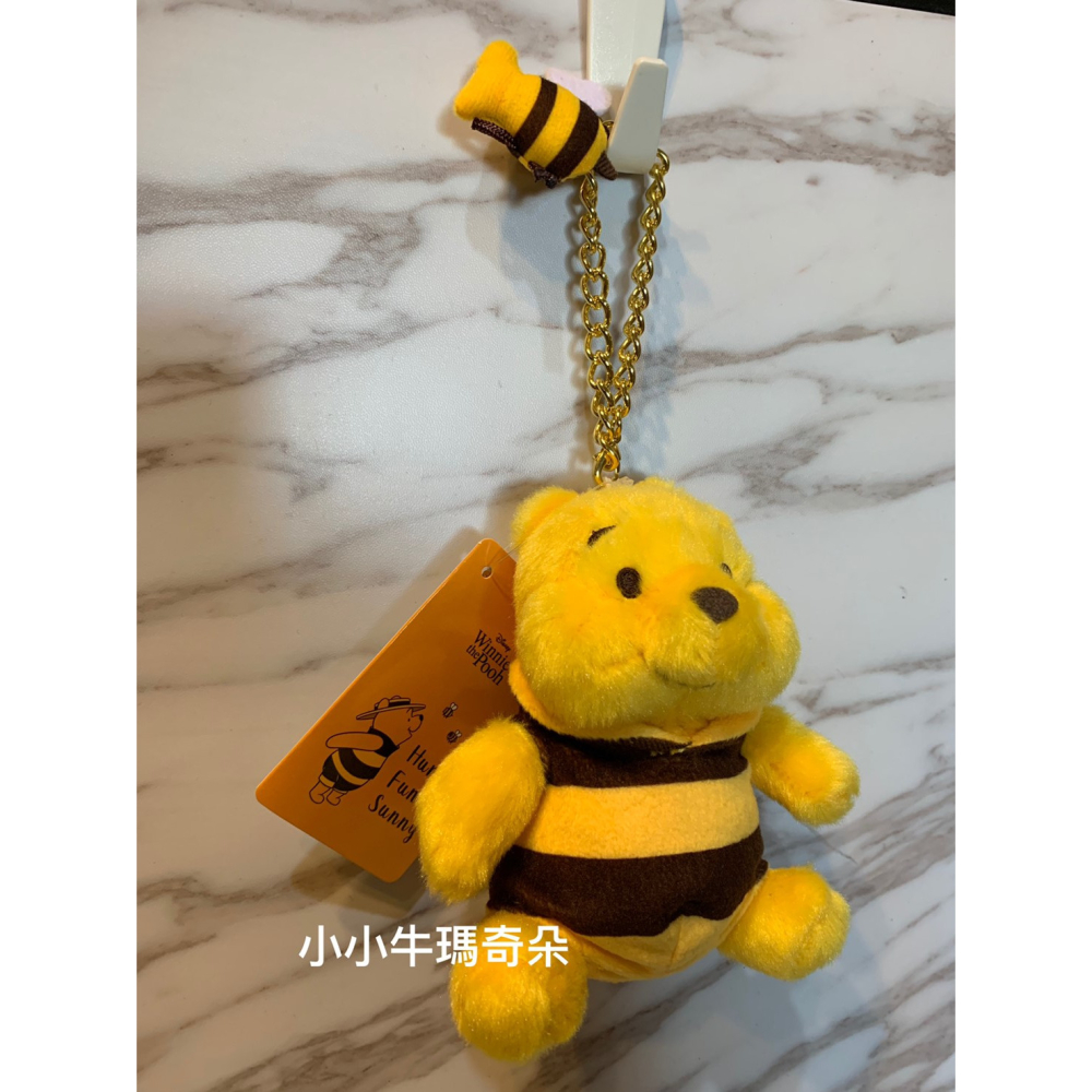 ~小小牛瑪奇朵~2019日本迪士尼八月蜂蜜月小熊維尼winnie the pooh蜜蜂維尼造型玩偶娃娃 鑰匙圈髮束吊飾-細節圖4