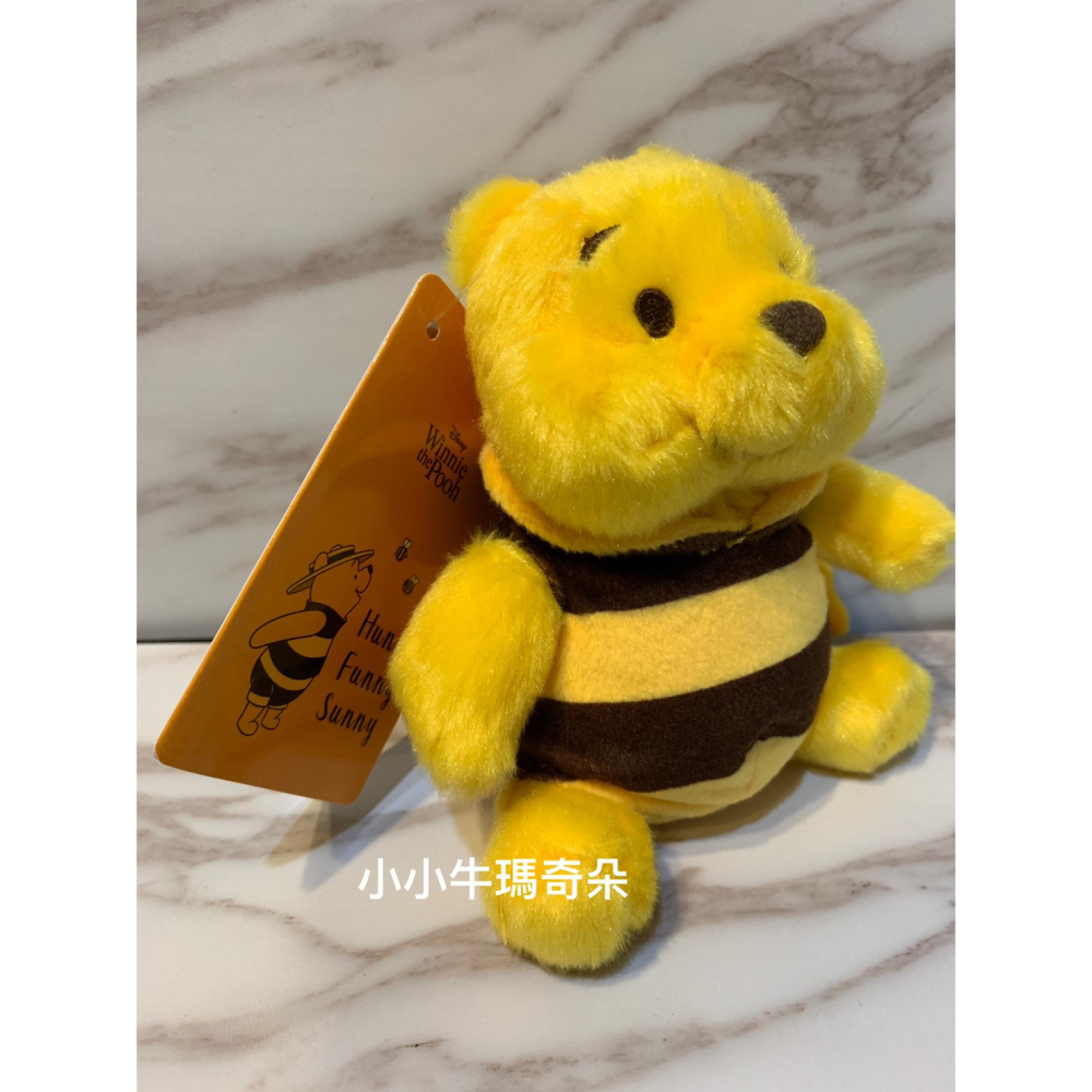 ~小小牛瑪奇朵~2019日本迪士尼八月蜂蜜月小熊維尼winnie the pooh蜜蜂維尼造型玩偶娃娃 鑰匙圈髮束吊飾-細節圖5