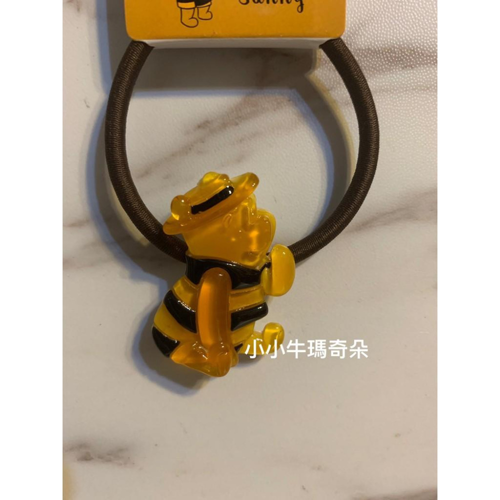 ~小小牛瑪奇朵~2019日本迪士尼八月蜂蜜月小熊維尼winnie the pooh蜜蜂維尼造型玩偶娃娃 鑰匙圈髮束吊飾-細節圖8