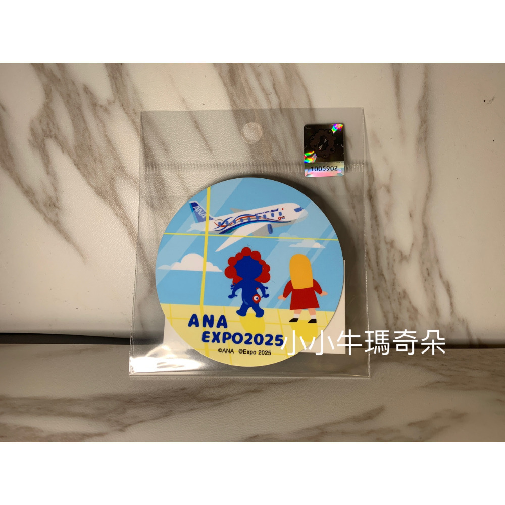 ~小小牛瑪奇朵~ANA全日空航空& 2025日本EXPO大阪關西萬博世博會吉祥物脈脈聯名款帆布包手提袋 貼紙 鑰匙圈-規格圖2