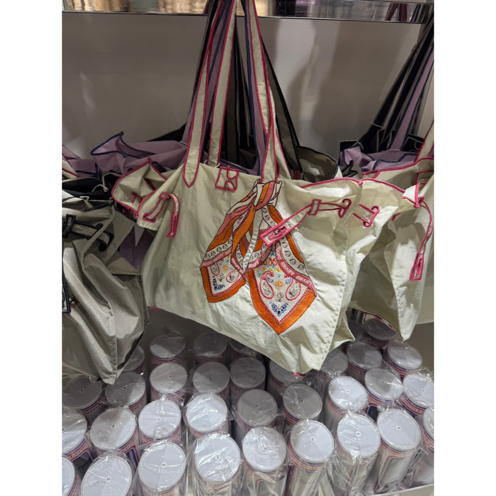 ～小小牛瑪奇朵～現貨 日本人氣 La Cousette 史努比 snoopy 刺繡絲巾款L號環保包 帆布包-細節圖2