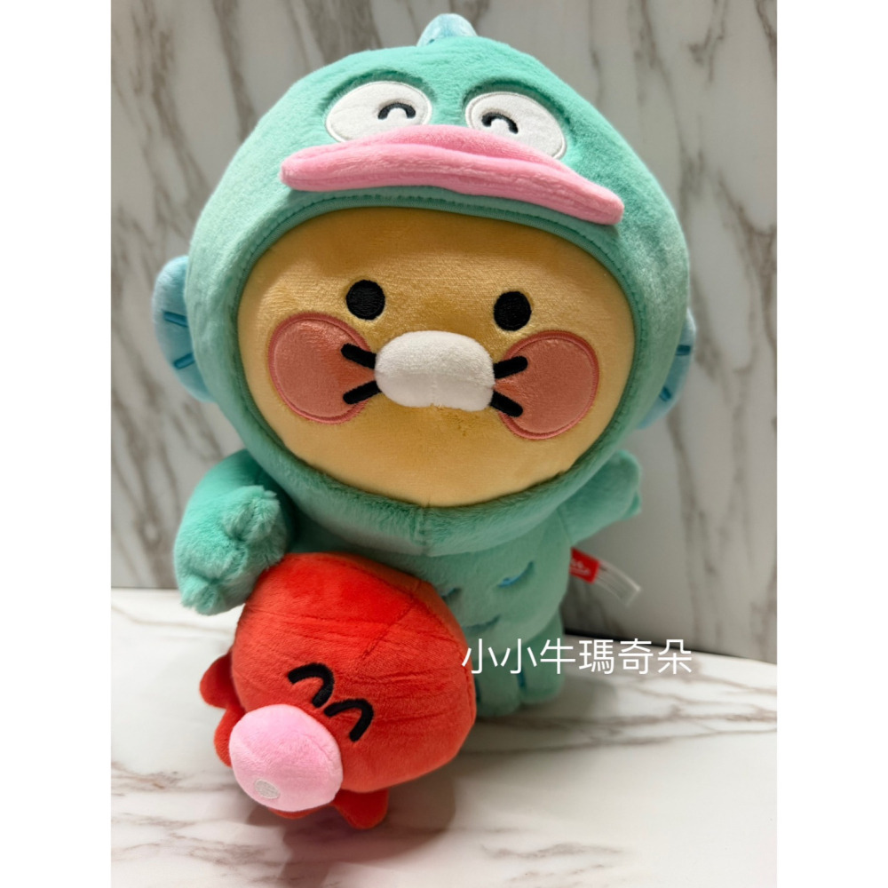 ~小小牛瑪奇朵~韓國KAKAO FRIEND & 人魚漢頓聯名款商品 盲盒鑰匙圈 行李掛牌 原子筆 娃娃掛飾 中型娃娃-細節圖2