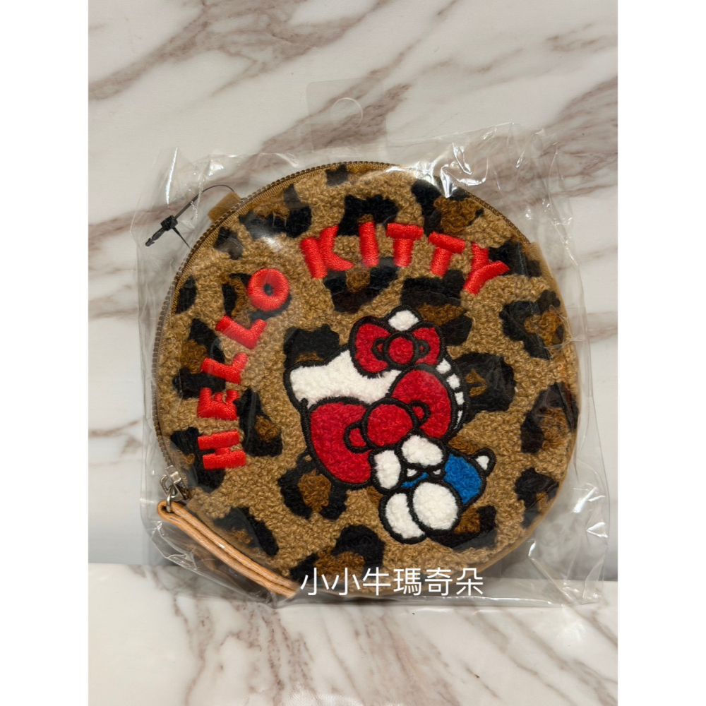 ~小小牛瑪奇朵~全新三麗鷗SANRIO 凱蒂 HELLO KITTY 毛絨豹紋圓餅包 掛件包 圓形收納包 零錢包-細節圖4